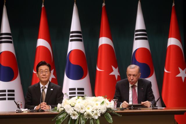 (251124) -- ANKARA, Nov. 24, 2025 (Xinhua) -- Turkish President Recep Tayyip Erdogan (R) and visiting South Korean President Lee Jae Myung attend a joint press conference in Ankara, Türkiye, Nov. 24, 2025. (Mustafa Kaya/Handout via Xinhua)