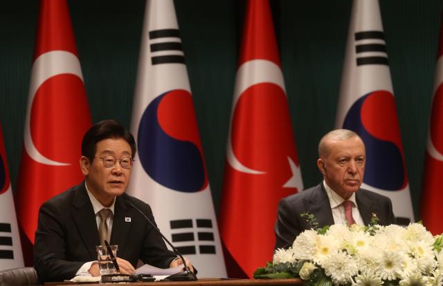 (251124) -- ANKARA, Nov. 24, 2025 (Xinhua) -- Turkish President Recep Tayyip Erdogan (R) and visiting South Korean President Lee Jae Myung attend a joint press conference in Ankara, Türkiye, Nov. 24, 2025. (Mustafa Kaya/Handout via Xinhua)