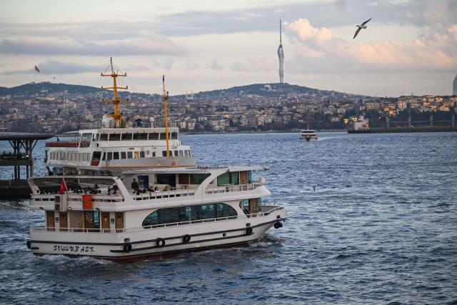 (251124) -- ISTANBUL, Nov. 24, 2025 (Xinhua) -- Boats sail at the entrance of the Golden Horn in Istanbul, Türkiye, Nov. 24, 2025. Located on the European side of Istanbul, the Golden Horn is one of the city's busiest natural harbors. (Xinhua/Liu Lei)