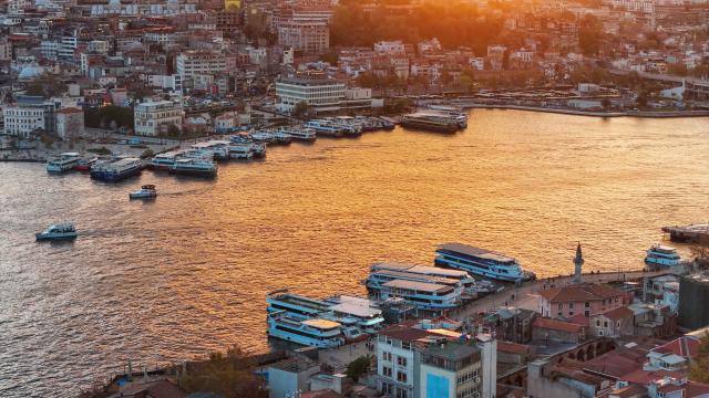 (251124) -- ISTANBUL, Nov. 24, 2025 (Xinhua) -- An aerial drone photo taken on Nov. 24, 2025 shows the Golden Horn at sunset in Istanbul, Türkiye. Located on the European side of Istanbul, the Golden Horn is one of the city's busiest natural harbors. (Xinhua/Liu Lei)