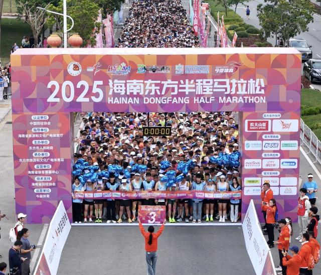 (251125) -- DONGFANG, Nov. 25, 2025 (Xinhua) -- An aerial drone photo taken on Nov. 23, 2025 shows that participants wait for the start of the 2025 Hainan Dongfang Half Marathon in Dongfang, a coastal city in south China's Hainan Province. TO GO WITH "Sports ignite winter vitality in Hainan's coastal city" (Xinhua/Chen Ziwei)