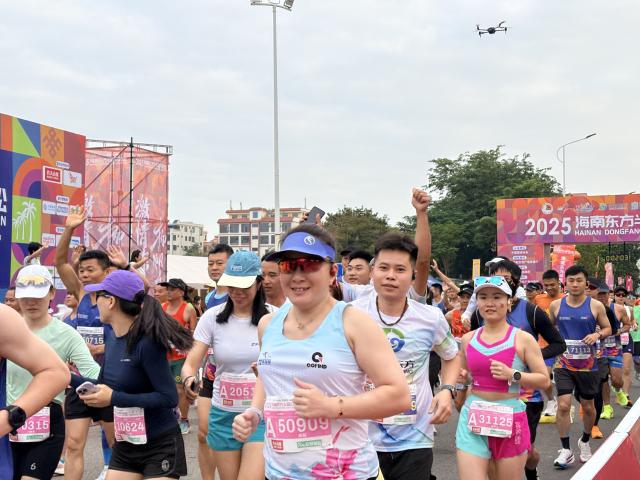 (251125) -- DONGFANG, Nov. 25, 2025 (Xinhua) -- Participants run during the 2025 Hainan Dongfang Half Marathon in Dongfang, a coastal city in south China's Hainan Province, on Nov. 23, 2025. TO GO WITH "Sports ignite winter vitality in Hainan's coastal city" (Xinhua/Chen Ziwei)