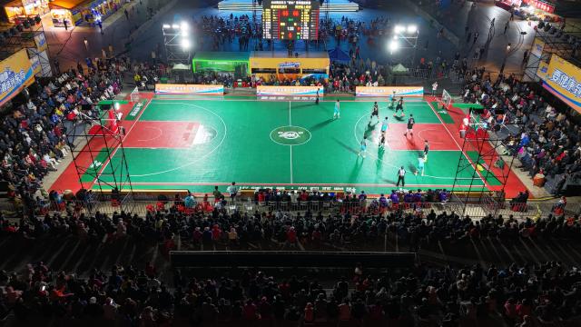 (251125) -- DONGFANG, Nov. 25, 2025 (Xinhua) -- An aerial drone photo taken on Nov. 21, 2025 shows that spectators watch the 'CunBA' basketball tournament in Dongfang, a coastal city in south China's Hainan Province. TO GO WITH "Sports ignite winter vitality in Hainan's coastal city" (Xinhua/Chen Ziwei)