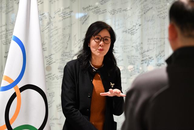 (251125) -- LAUSANNE, Nov. 25, 2025 (Xinhua) -- Chinese volleyball coach Lang Ping speaks during an interview with Xinhua after being honored the IOC Coaches Lifetime Achievement Award at the Olympic House in Lausanne, Switzerland, Nov. 24, 2025. The International Olympic Committee (IOC) honored Monday Chinese volleyball coach Lang Ping and Cuba's wrestling coach Raul de Jesus Trujillo Diaz as the IOC Coaches Lifetime Achievement Award at the Olympic House here. (Xinhua/Lian Yi)