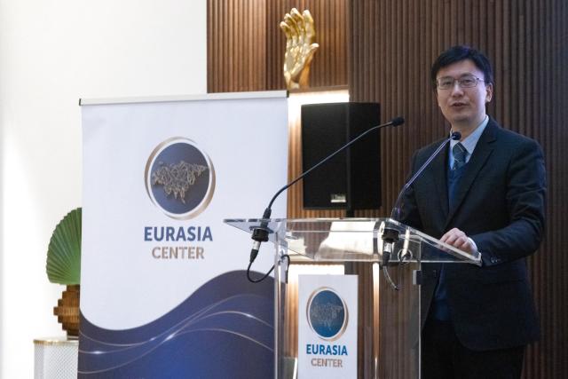 (251125) -- BUDAPEST, Nov. 25, 2025 (Xinhua) -- Jian Junbo, director of the Center for China-Europe Relations at Fudan University, speaks during a book launch event and the China-EU relations symposium in Budapest, Hungary, on Nov. 24, 2025. Chinese and European scholars and diplomats gathered in Budapest on Monday to mark the 50th anniversary of China-EU diplomatic relations, calling for concentration on common interests and pragmatic engagement as global uncertainty increases.
   The symposium, titled "Rethinking and Reshaping China-EU Relations in a Turbulent World," was co-organized by the think tank Eurasia Center in Hungary and Fudan University's Center for China-EU Relations. It also saw the launch of a new joint academic volume, "Sino-European Relations and the Reshaping of the International Order," presenting perspectives from Chinese, Hungarian, Czech and Serbian scholars on the evolution of China-EU ties over the past half-century. (Photo by Attila Volgyi/Xinhua)