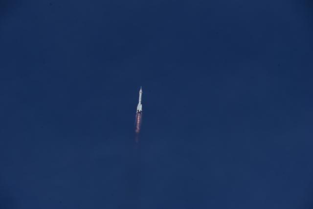 (251125) -- JIUQUAN, Nov. 25, 2025 (Xinhua) -- China launches the Shenzhou-22 spaceship from the Jiuquan Satellite Launch Center in northwest China on Nov. 25, 2025. (Photo by Wang Jiangbo/Xinhua)