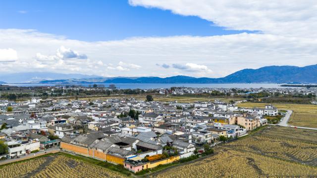 (251125) -- DALI, Nov. 25, 2025 (Xinhua) -- A drone photo taken on Nov. 24, 2025 shows a view of Xizhou old town in Dali City, southwest China's Yunnan Province. (Xinhua/Hu Chao)