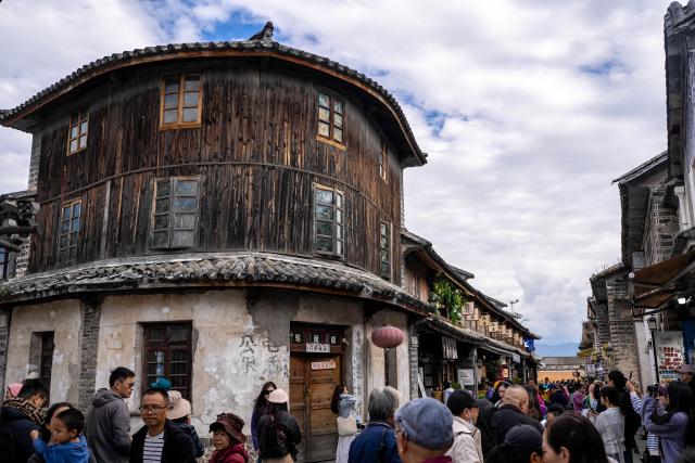 (251125) -- DALI, Nov. 25, 2025 (Xinhua) -- Tourists visit Xizhou old town in Dali City, southwest China's Yunnan Province, Nov. 24, 2025. (Xinhua/Hu Chao)