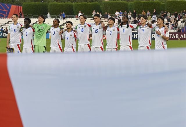 (251125) -- DOHA, Nov. 25, 2025 (Xinhua) -- Players of Italy line up prior to the semifinal match between Austria and Italy at the FIFA U17 World Cup 2025 in Doha, Qatar, on Nov. 24, 2025. (Photo by Nikku/Xinhua)