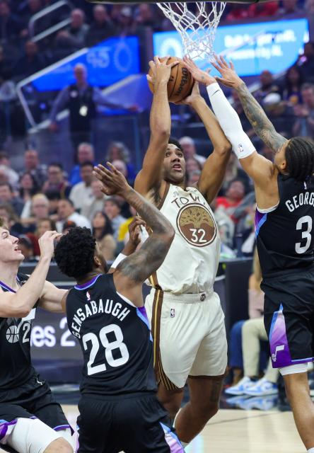 (251125) -- SAN FRANCISCO, Nov. 25, 2025 (Xinhua) -- Trayce Jackson-Davis (2nd R) of Golden State Warriors goes for a layup during the 2025-2026 NBA regular season game between Utah Jazz and Golden State Warriors in San Francisco, the United States, Nov. 24, 2025. (Photo by Dong Xudong/Xinhua)