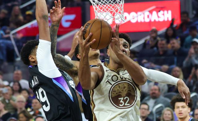 (251125) -- SAN FRANCISCO, Nov. 25, 2025 (Xinhua) -- Trayce Jackson-Davis (R) of Golden State Warriors competes during the 2025-2026 NBA regular season game between Utah Jazz and Golden State Warriors in San Francisco, the United States, Nov. 24, 2025. (Photo by Dong Xudong/Xinhua)