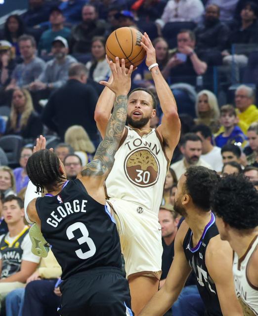 (251125) -- SAN FRANCISCO, Nov. 25, 2025 (Xinhua) -- Stephen Curry (top) of Golden State Warriors goes for a layup during the 2025-2026 NBA regular season game between Utah Jazz and Golden State Warriors in San Francisco, the United States, Nov. 24, 2025. (Photo by Dong Xudong/Xinhua)