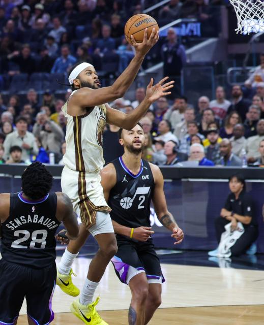 (251125) -- SAN FRANCISCO, Nov. 25, 2025 (Xinhua) -- Moses Moody (top) of Golden State Warriors goes for a layup during the 2025-2026 NBA regular season game between Utah Jazz and Golden State Warriors in San Francisco, the United States, Nov. 24, 2025. (Photo by Dong Xudong/Xinhua)
