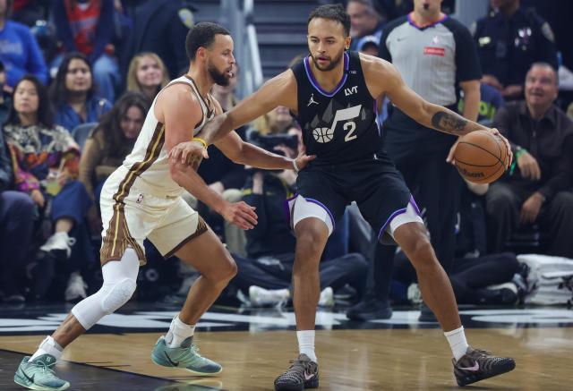 (251125) -- SAN FRANCISCO, Nov. 25, 2025 (Xinhua) -- Kyle Anderson (R) of Utah Jazz dribbles the ball during the 2025-2026 NBA regular season game between Utah Jazz and Golden State Warriors in San Francisco, the United States, Nov. 24, 2025. (Photo by Dong Xudong/Xinhua)