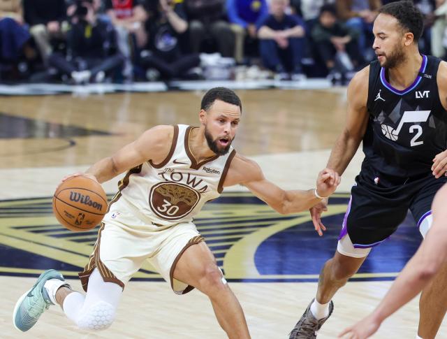 (251125) -- SAN FRANCISCO, Nov. 25, 2025 (Xinhua) -- Stephen Curry (L) of Golden State Warriors competes during the 2025-2026 NBA regular season game between Utah Jazz and Golden State Warriors in San Francisco, the United States, Nov. 24, 2025. (Photo by Dong Xudong/Xinhua)