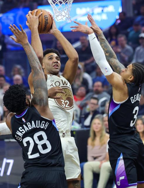 (251125) -- SAN FRANCISCO, Nov. 25, 2025 (Xinhua) -- Trayce Jackson-Davis (C) of Golden State Warriors goes for a layup during the 2025-2026 NBA regular season game between Utah Jazz and Golden State Warriors in San Francisco, the United States, Nov. 24, 2025. (Photo by Dong Xudong/Xinhua)