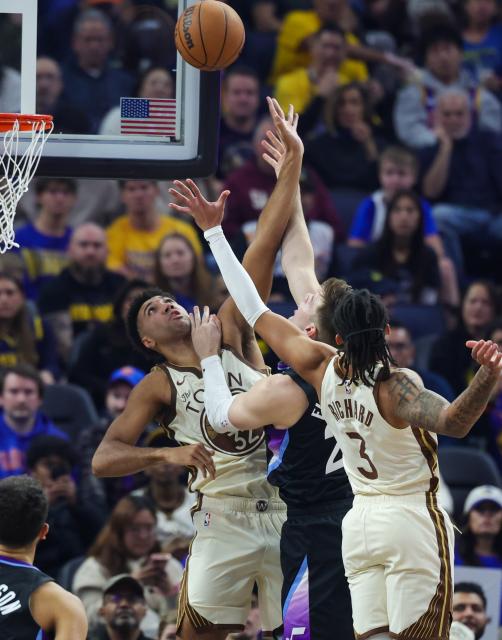 (251125) -- SAN FRANCISCO, Nov. 25, 2025 (Xinhua) -- Trayce Jackson-Davis (L) of Golden State Warriors competes during the 2025-2026 NBA regular season game between Utah Jazz and Golden State Warriors in San Francisco, the United States, Nov. 24, 2025. (Photo by Dong Xudong/Xinhua)