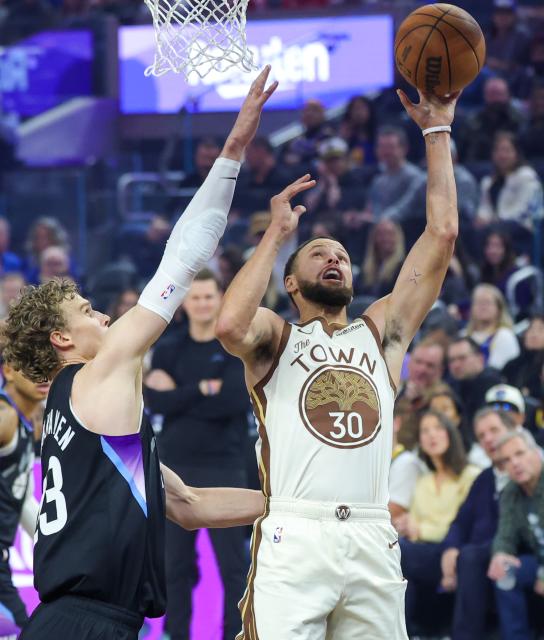 (251125) -- SAN FRANCISCO, Nov. 25, 2025 (Xinhua) -- Stephen Curry (R) of Golden State Warriors goes for a layup during the 2025-2026 NBA regular season game between Utah Jazz and Golden State Warriors in San Francisco, the United States, Nov. 24, 2025. (Photo by Dong Xudong/Xinhua)