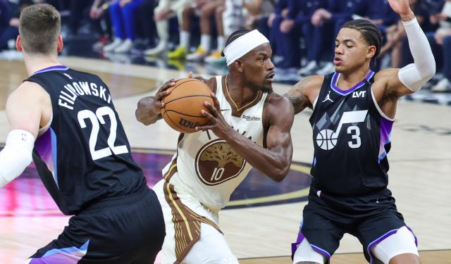 (251125) -- SAN FRANCISCO, Nov. 25, 2025 (Xinhua) -- Jimmy Butler (C) of Golden State Warriors breaks through during the 2025-2026 NBA regular season game between Utah Jazz and Golden State Warriors in San Francisco, the United States, Nov. 24, 2025. (Photo by Dong Xudong/Xinhua)