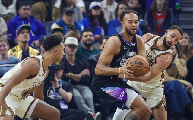 (251125) -- SAN FRANCISCO, Nov. 25, 2025 (Xinhua) -- Kyle Anderson (C) of Utah Jazz vies for the ball during the 2025-2026 NBA regular season game between Utah Jazz and Golden State Warriors in San Francisco, the United States, Nov. 24, 2025. (Photo by Dong Xudong/Xinhua)