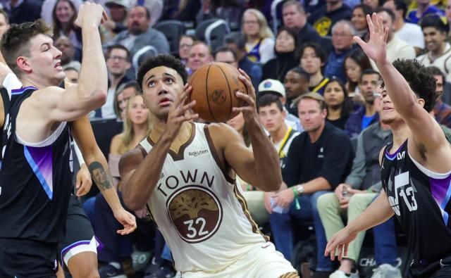 (251125) -- SAN FRANCISCO, Nov. 25, 2025 (Xinhua) -- Trayce Jackson-Davis (C) of Golden State Warriors competes during the 2025-2026 NBA regular season game between Utah Jazz and Golden State Warriors in San Francisco, the United States, Nov. 24, 2025. (Photo by Dong Xudong/Xinhua)