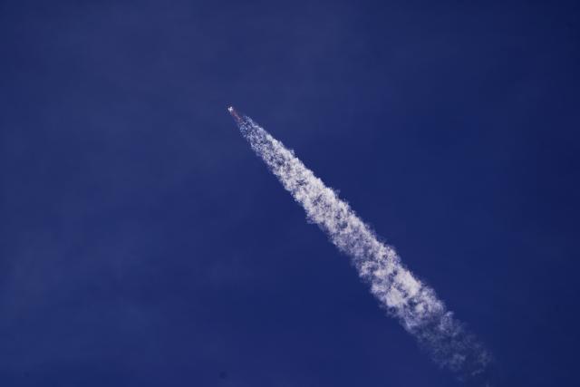 (251125) -- JIUQUAN, Nov. 25, 2025 (Xinhua) -- The Shenzhou-22 spaceship, atop a Long March-2F Y22 rocket, blasts off from the Jiuquan Satellite Launch Center in northwest China, Nov. 25, 2025. China launched the Shenzhou-22 spaceship from the Jiuquan Satellite Launch Center in northwest China at 12:11 p.m. (Beijing Time) on Tuesday, successfully accomplishing the first emergency launch mission in the country's manned space program.
   About 10 minutes after the launch, the spaceship separated from the rocket and entered its designated orbit. The China Manned Space Agency declared the launch mission a complete success. (Photo by He Gaobing/Xinhua)