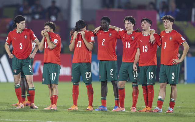 (251125) -- DOHA, Nov. 25, 2025 (Xinhua) -- Players of Portugal react during the penalty shoot-out at the semifinal match between Portugal and Brazil at the FIFA U17 World Cup Qatar 2025 in Doha, Qatar, Nov. 24, 2025. (Photo by Nikku/Xinhua)