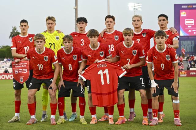 (251125) -- DOHA, Nov. 25, 2025 (Xinhua) -- Starting players of Austria pose for a group photo prior to the semifinal match between Austria and Italy at the FIFA U17 World Cup 2025 in Doha, Qatar, on Nov. 24, 2025. (Photo by Nikku/Xinhua)