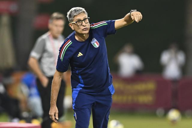 (251125) -- DOHA, Nov. 25, 2025 (Xinhua) -- Italy's head coach Massimiliano Favo gestures during the semifinal match between Austria and Italy at the FIFA U17 World Cup 2025 in Doha, Qatar, on Nov. 24, 2025. (Photo by Nikku/Xinhua)