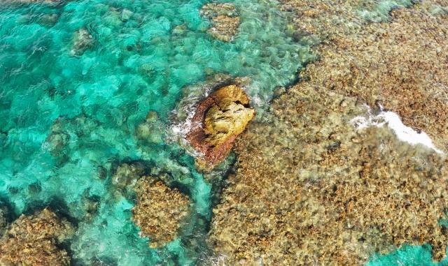 (251125) -- SOUTH CHINA SEA, Nov. 25, 2025 (Xinhua) -- An aerial drone photo taken on Nov. 8, 2025 shows reefs at China's Huangyan Dao national nature reserve in the South China Sea. (Xinhua/Bei He)