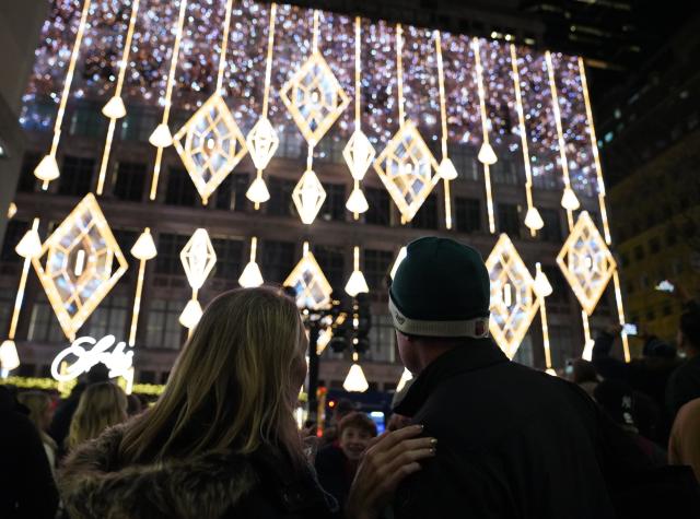 (251125) -- NEW YORK, Nov. 25, 2025 (Xinhua) -- People watch a light show in New York, the United States, Nov. 24, 2025. The Saks Fifth Avenue Holiday Light Show 2025 kicked off in New York City on Monday. (Xinhua/Zhang Fengguo)