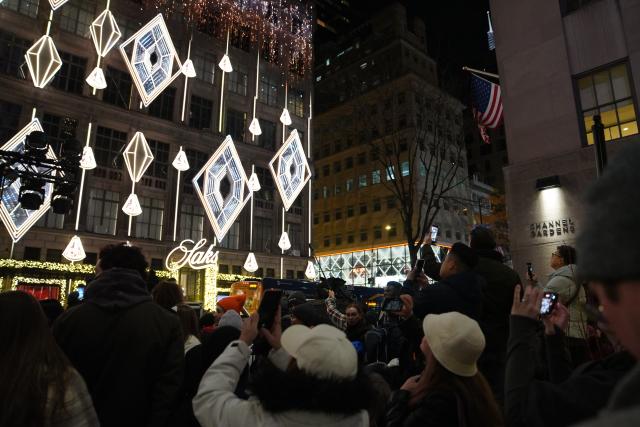 (251125) -- NEW YORK, Nov. 25, 2025 (Xinhua) -- People watch a light show in New York, the United States, Nov. 24, 2025. The Saks Fifth Avenue Holiday Light Show 2025 kicked off in New York City on Monday. (Xinhua/Zhang Fengguo)