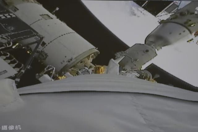 (251125) -- BEIJING, Nov. 25, 2025 (Xinhua) -- This real-time image captured at the Beijing Aerospace Control Center on Nov. 25, 2025 shows the Shenzhou-22 spaceship docking with the space station combination. China's Shenzhou-22 spaceship successfully docked with the space station combination Tuesday, according to the China Manned Space Agency. (Xinhua/Wang Chuntao)