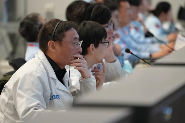 (251125) -- BEIJING, Nov. 25, 2025 (Xinhua) -- Technicians monitor the docking of Shenzhou-22 spaceship with the space station combination at the Beijing Aerospace Control Center on Nov. 25, 2025. China's Shenzhou-22 spaceship successfully docked with the space station combination Tuesday, according to the China Manned Space Agency. (Xinhua/Wang Chuntao)