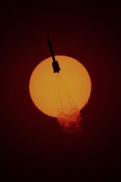 (251125) -- JIUQUAN, Nov. 25, 2025 (Xinhua) -- A Long March-2F Y22 rocket carrying the Shenzhou-22 spaceship blasts off from the Jiuquan Satellite Launch Center in northwest China, Nov. 25, 2025. China launched the Shenzhou-22 spaceship from the Jiuquan Satellite Launch Center in northwest China at 12:11 p.m. (Beijing Time) on Tuesday, successfully accomplishing the first emergency launch mission in the country's manned space program.
   About 10 minutes after the launch, the spaceship separated from the rocket and entered its designated orbit. The China Manned Space Agency declared the launch mission a complete success. (Photo by Bai Long/Xinhua)