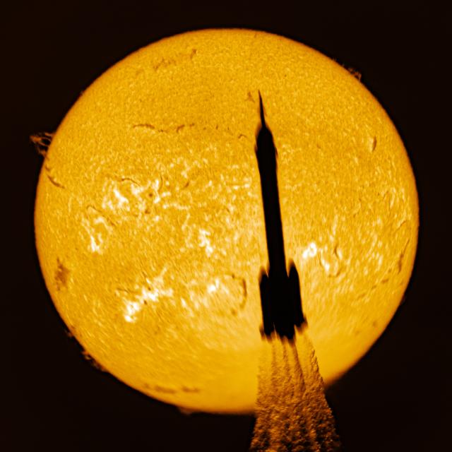 (251125) -- JIUQUAN, Nov. 25, 2025 (Xinhua) -- A Long March-2F Y22 rocket carrying the Shenzhou-22 spaceship blasts off from the Jiuquan Satellite Launch Center in northwest China, Nov. 25, 2025. China launched the Shenzhou-22 spaceship from the Jiuquan Satellite Launch Center in northwest China at 12:11 p.m. (Beijing Time) on Tuesday, successfully accomplishing the first emergency launch mission in the country's manned space program.
   About 10 minutes after the launch, the spaceship separated from the rocket and entered its designated orbit. The China Manned Space Agency declared the launch mission a complete success. (Xinhua/Zhang Bin)