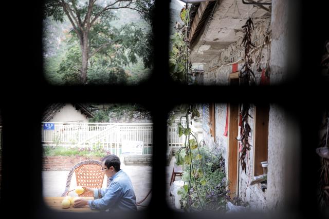 (251125) -- GUIYANG, Nov. 25, 2025 (Xinhua) -- An owner of a homestay prepare fruits at Pingjie Town of Bouyei-Miao Autonomous Prefecture of Qianxinan, southwest China's Guizhou Province, Nov. 6, 2025. The Huajiang Grand Canyon Bridge, soaring 625 meters above the Beipan River in Guizhou's mountainous terrain, is the world's highest bridge. The mega-project is also helping boost tourism in the nearby Pingjie Town, which has benefited from the improved traffic condition. (Xinhua/Ou Dongqu)