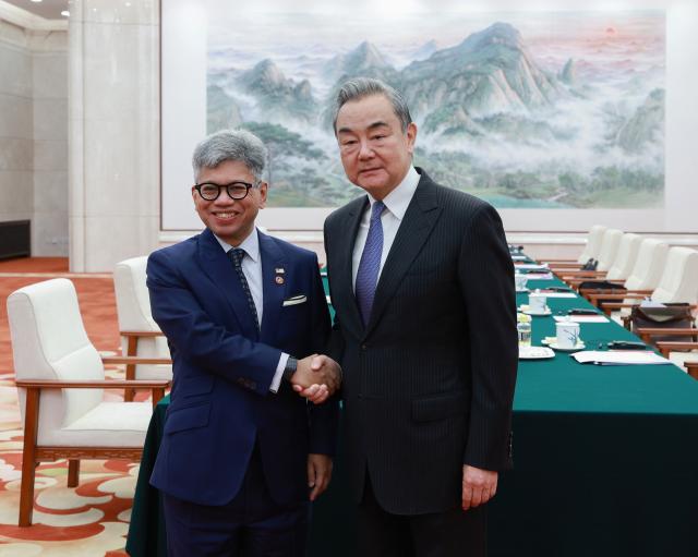 (251125) -- BEIJING, Nov. 25, 2025 (Xinhua) -- Wang Yi, a member of the Political Bureau of the Communist Party of China Central Committee and director of the Office of the Central Commission for Foreign Affairs, meets with Raja Dato' Nushirwan bin Zainal Abidin, director-general of Malaysia's National Security Council, in Beijing, capital of China, Nushirwan is in China to attend the second Bilateral Dialogue between China and Malaysia on the Management of Maritime Issues in the South China Sea. (Xinhua/Wang Ye)