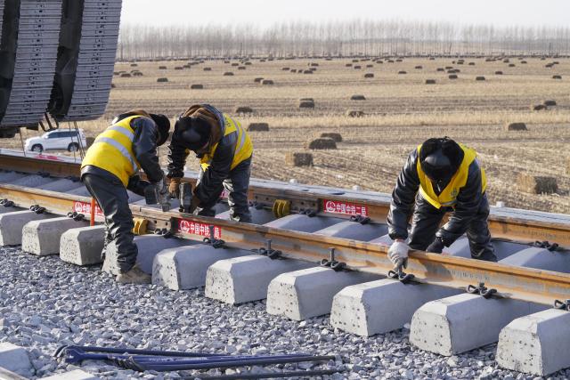 (251125) -- QING'AN, Nov. 25, 2025 (Xinhua) -- Constructors work at a construction site of the Harbin-Yichun high-speed railway in Qing'an County, northeast China's Heilongjiang Province, Nov. 25, 2025. Track-laying for the Harbin-Yichun high-speed railway completed on Tuesday. The Harbin-Yichun high-speed railway is China's northernmost high-speed railway under construction. (Xinhua/Wang Song)