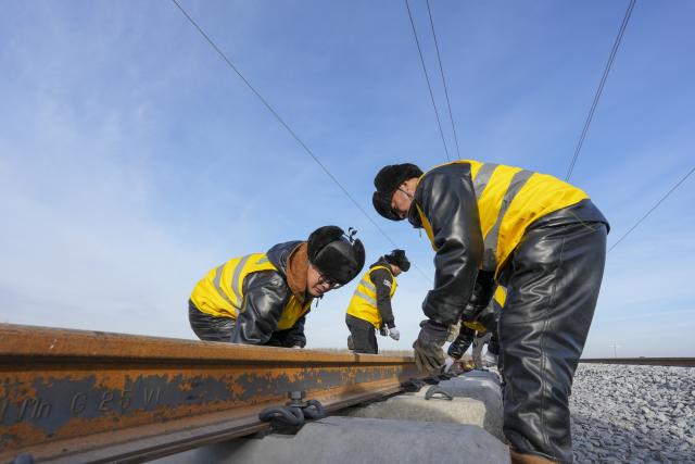 (251125) -- QING'AN, Nov. 25, 2025 (Xinhua) -- Constructors work at a construction site of the Harbin-Yichun high-speed railway in Qing'an County, northeast China's Heilongjiang Province, Nov. 25, 2025. Track-laying for the Harbin-Yichun high-speed railway completed on Tuesday. The Harbin-Yichun high-speed railway is China's northernmost high-speed railway under construction. (Xinhua/Wang Song)