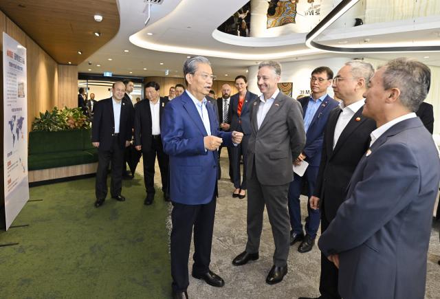 (251125) -- CANBERRA, Nov. 25, 2025 (Xinhua) -- Zhao Leji, chairman of China's National People's Congress Standing Committee, visits Arrow Energy, a Queensland-based producer of natural gas and electricity, in Brisbane, Australia, Nov. 23, 2025. Zhao paid an official visit to the country from Saturday to Tuesday at the invitation of Australia's Speaker of the Senate Sue Lines and Speaker of the House of Representatives Milton Dick. (Xinhua/Yue Yuewei)