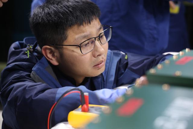 (251125) -- JIUQUAN, Nov. 25, 2025 (Xinhua) -- A staff member carries out battery handover and installation work on Nov. 16, 2025. China on Tuesday launched the Shenzhou-22 spaceship to provide a return vessel for the three Shenzhou-21 astronauts in orbit. This momentous occasion marked the accomplishment of the first emergency launch mission in the country's manned space program.
  The launch of the new spaceship followed the return of the three Shenzhou-20 astronauts back to Earth on Nov. 14 by the Shenzhou-21 spacecraft.
  The return mission, initially scheduled for Nov. 5 by the Shenzhou-20 spaceship, was delayed due to a suspected debris impact on the Shenzhou-20 return capsule's viewport window.
  The Long March-2F Y22 rocket and the Shenzhou-22 spaceship -- already on standby at the launch site upon the contingency -- were swiftly prepared for launch.
   After the initiation of the contingency plan, all teams involved in the project demonstrated a composed and methodical approach.
   Within 20 days, all participating research and testing units collaborated and completed a series of critical tasks, including risk assessment, solution analysis and decision-making, personnel and material deployment, crew return aboard a replacement vessel, as well as an emergency launch, offering a world-class example of managing an in-orbit emergency, the China Manned Space Agency said.
   The success of this mission fully demonstrated the strengths of China's new system for mobilizing resources nationwide, it noted. (Photo by Li Yuxiang/Xinhua)