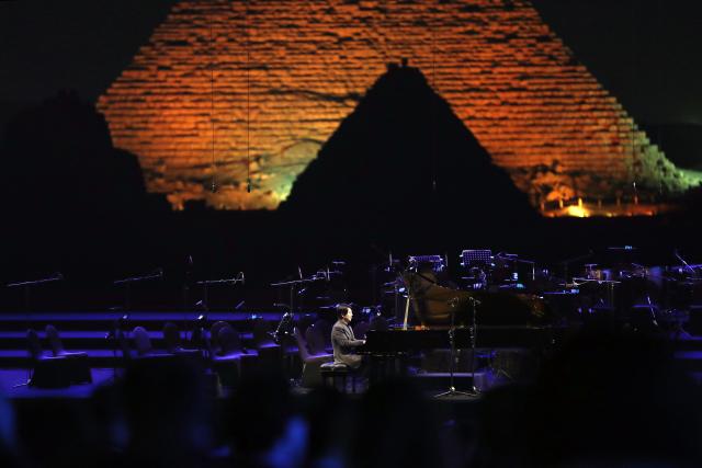 (251125) -- GIZA, Nov. 25, 2025 (Xinhua) -- Chinese pianist Lang Lang performs during the Pyramids Echo (TPE) festival at the Giza Pyramids scenic spot in Giza, Egypt, Nov. 24, 2025. TO GO WITH "Roundup: Chinese piano virtuoso Lang Lang captivates audience at Egypt's pyramids concert" (Xinhua/Ahmed Gomaa)