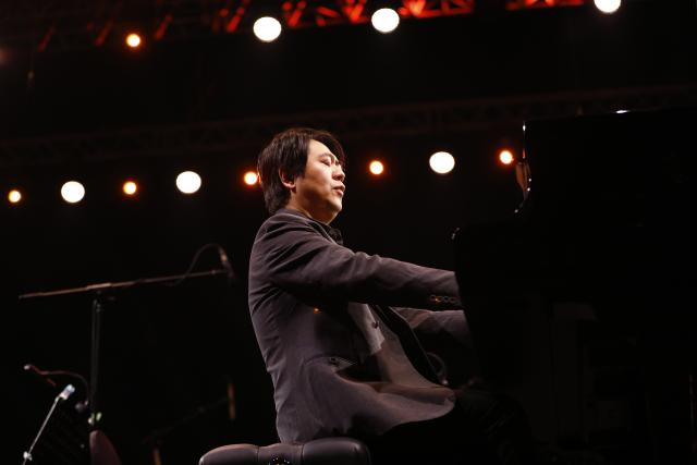(251125) -- GIZA, Nov. 25, 2025 (Xinhua) -- Chinese pianist Lang Lang performs during the Pyramids Echo (TPE) festival at the Giza Pyramids scenic spot in Giza, Egypt, Nov. 24, 2025. TO GO WITH "Roundup: Chinese piano virtuoso Lang Lang captivates audience at Egypt's pyramids concert" (Xinhua/Ahmed Gomaa)
