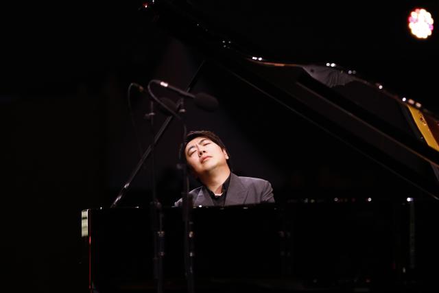 (251125) -- GIZA, Nov. 25, 2025 (Xinhua) -- Chinese pianist Lang Lang performs during the Pyramids Echo (TPE) festival at the Giza Pyramids scenic spot in Giza, Egypt, Nov. 24, 2025. TO GO WITH "Roundup: Chinese piano virtuoso Lang Lang captivates audience at Egypt's pyramids concert" (Xinhua/Ahmed Gomaa)