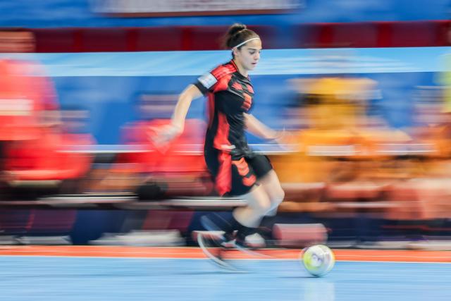 (251125) -- PASIG CITY, Nov. 25, 2025 (Xinhua) -- Merlin Salcedo of Colombia competes during the group B match between Spain and Colombia at the FIFA Futsal Women's World Cup 2025 in Pasig City, the Philippines, Nov. 25, 2025. (Xinhua/Rouelle Umali)