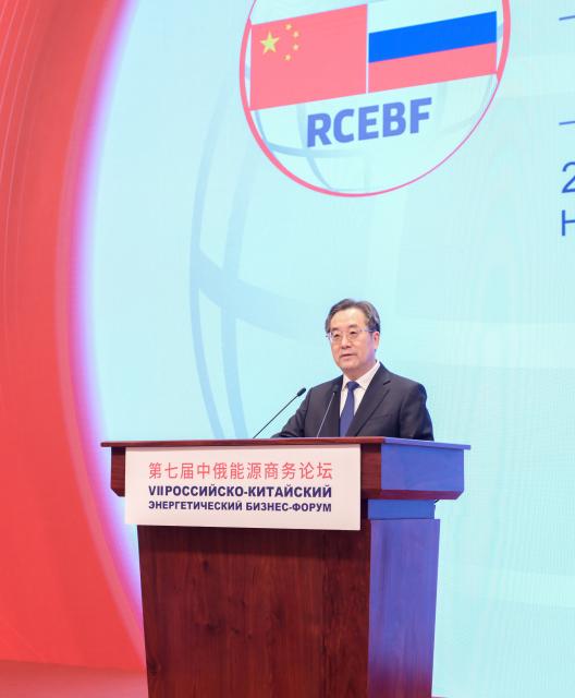 (251125) -- BEIJING, Nov. 25, 2025 (Xinhua) -- Chinese Vice Premier Ding Xuexiang, also a member of the Standing Committee of the Political Bureau of the Communist Party of China (CPC) Central Committee, addresses the opening ceremony of the 7th China-Russia Energy Business Forum and reads out a congratulatory message from Chinese President Xi Jinping at the Diaoyutai State Guesthouse in Beijing, capital of China, Nov. 25, 2025. (Xinhua/Ding Lin)