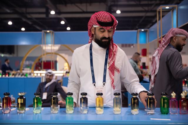 (251125) -- MANAMA, Nov. 25, 2025 (Xinhua) -- An exhibitor showcases perfumes at the "Scent Arabia" exhibition in Manama, Bahrain, Nov. 25, 2025. The "Scent Arabia" exhibition opened at Exhibition World Bahrain in Manama, Bahrain on Tuesday, featuring over 100 brands from the Gulf countries and worldwide, including perfumes, home fragrances and Arabian incense. The event is scheduled to run through Nov. 29. (Xinhua/Chen Junqing)