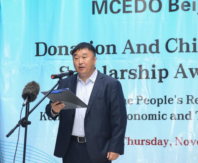 (251125) -- NAIROBI, Nov. 25, 2025 (Xinhua) -- Yu Xiaodong, the Kenya-China Economic and Trade Association chairman, speaks during a donation ceremony held at MCEDO Beijing School in Nairobi, Kenya, on Nov. 25, 2025. TO GO WITH "Chinese embassy, enterprises donate funds to upgrade" (Xinhua/Li Yahui)