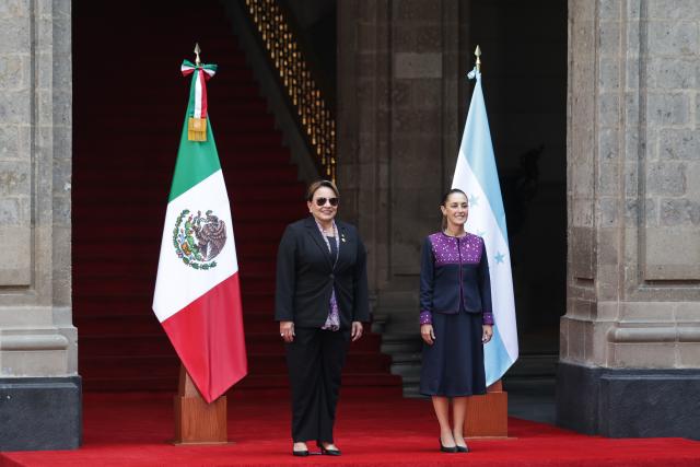 (251125) -- MEXICO CITY, Nov. 25, 2025 (Xinhua) -- Mexican President Claudia Sheinbaum (R) hosts a welcome ceremony for visiting Honduran President Xiomara Castro in Mexico City, Mexico on Nov. 25, 2025. (Photo by Francisco Canedo/Xinhua)